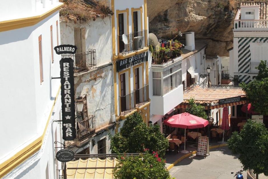 Plaza-de-Andalucia-que-ver-en-Setenil-de-las-Bodegas