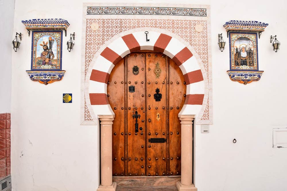 Puerta-morisca-que-ver-en-Setenil-de-las-Bodegas